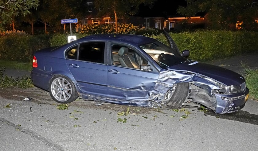 Bestuurder gewond na frontale botsing op boom in Lunteren: [LUNTEREN] Bij een eenzijdig ongeval op de Renswoudsestraatweg in Lunteren is dinsdagochtend de bestuurder van een personenauto gewond geraakt. De bestuurder raakte met zijn auto van de weg en