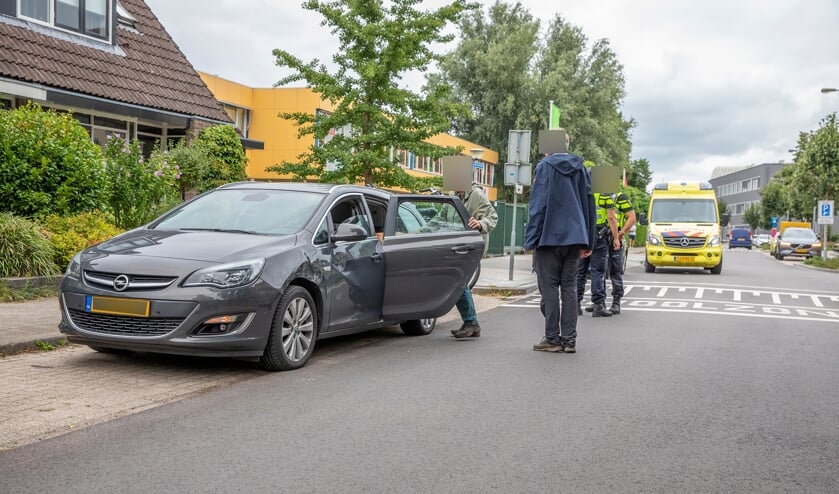 Scooter en auto botsen in Ede: [EDE] Op de kruising tussen de Bunschoterweg en de Verlengde Amsterdamseweg in Ede vond zaterdagavond een aanrijding tussen een scooter en een auto plaats.