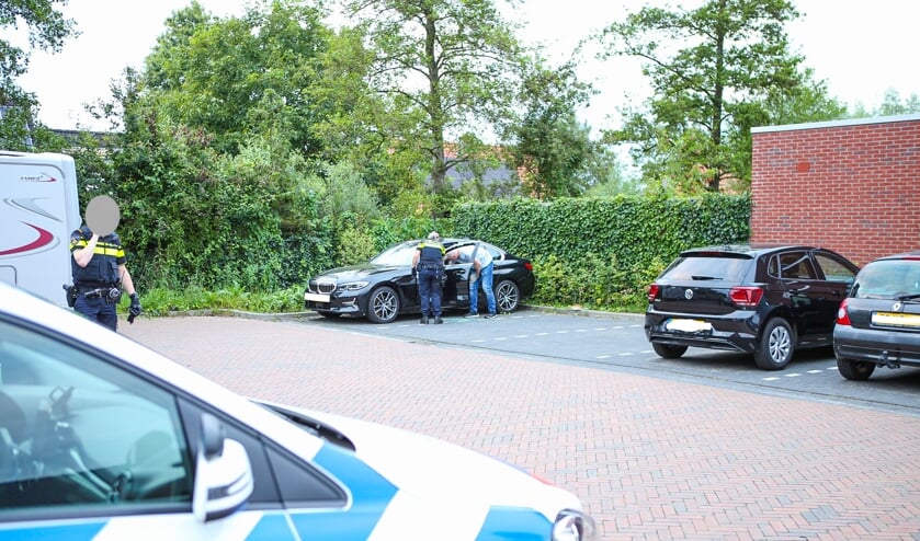 Drie personen aangehouden vanwege auto-inbraak Nijkerkerveen: [NIJKERKERVEEN] Op de Amersfoortseweg in Nijkerk zijn zaterdagavond drie mannen aangehouden voor betrokkenheid bij een autoinbraak op dezelfde avond op de Dokter van de Kolkstraat in Nijkerk