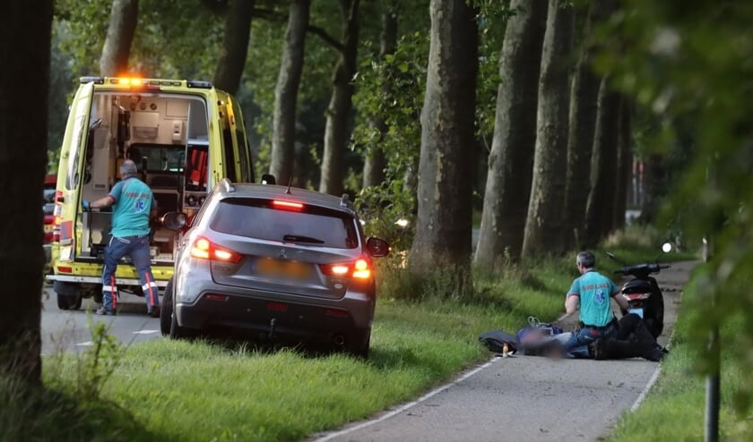 Scooterrijder gewond bij val in Terschuur: [TERSCHUUR] Op de Zelderseweg in Terschuur is vrijdagavond een scooterrijder gewond geraakt bij een eenzijdig ongeval.Het slachtoffer werd rond 20.00 uur ter hoogte van de Diepenrustweg door voorbijgangers