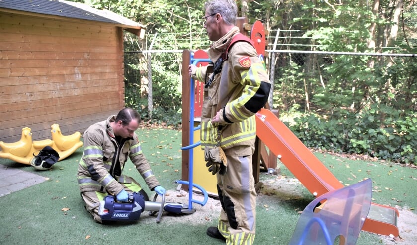 Kind uit speeltoestel bevrijd door brandweer Soesterberg: [SOESTERBERG] De glijbaan op het speelplein van de kinderopvang De Pruttelpot bij de openbare basisschool De Startbaan aan de Oude Tempellaan wordt afgebroken. Dat besluit is genomen nadat een