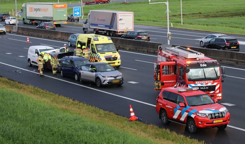 Ongeval met vier auto's zorgt voor flinke vertraging op de A12 bij Veenendaal.