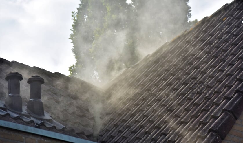 Veel rook bij slaapkamerbrand Di Lassostraat in Soest: [SOEST] Een binnenbrand in een tussenwoning aan de Di Lassostraat heeft donderdagmiddag aanzienlijke schade aangericht.