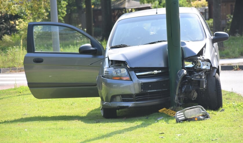 Auto frontaal tegen lichtmast op Koningsweg in Soest: [SOEST] Bij een eenzijdig verkeersongeval op de rotonde Koningsweg-Dalweg is donderdagmiddag een personenauto frontaal tegen een lichtmast gebotst. De beide inzittenden van de auto werden nagekeken