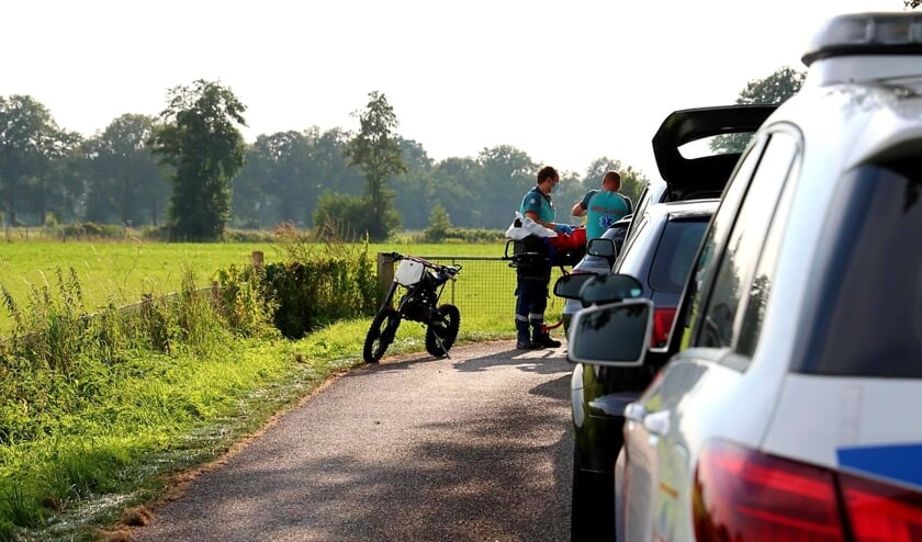 Ernstig ongeval met crossmotor op Kraaikamperweg Barneveld: [BARNEVELD] Op de Kraaikamperweg, een zijweg van de Kallenbroekerweg, is maandagavond de berijder van een mini crossmotor ernstig gewond geraakt