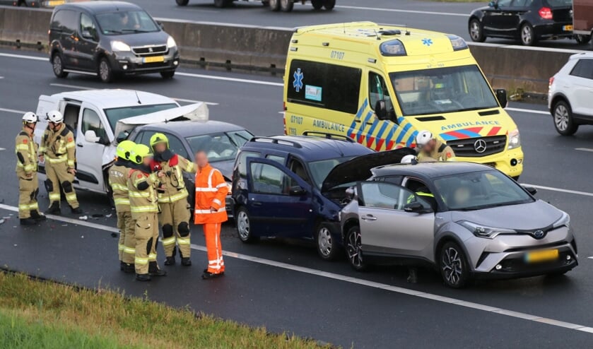 Ongeval met vier auto's zorgt voor flinke vertraging op de A12: [EDE] Een ongeval op de A12 tussen Ede en Veenendaal zorgt woensdag voor flinke verkeershinder.