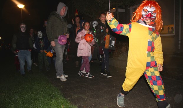 "Ook dit is cultuur", zei wethouder Jan Verbeek bij de Nieuwerkerkse halloweenoptocht vrijdag. (foto en tekst: Erik van Leeuwen)