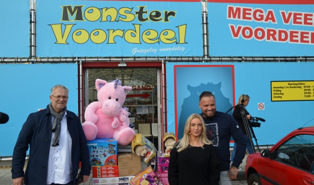 Jake, Naomi en Michael zijn erg in hun nopjes met de volle pallet speelgoed.
