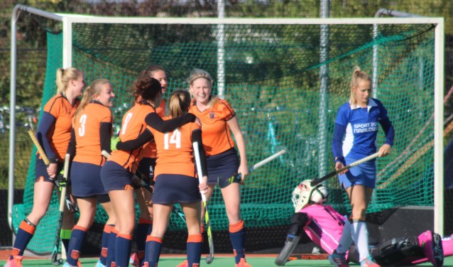 De IJssel viert het tweede doelpunt van Eline Scholten. (foto en tekst: Erik van Leeuwen)