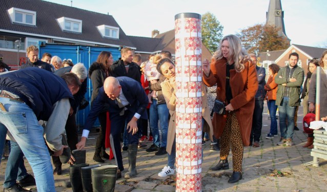 De koker met persoonlijke bezittingen die onder de grond is verdwenen ter hoogte van de toekomstige entree van het appartementencomplex in het project ROOS.