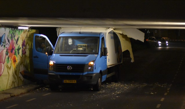 Deze bestelbus was te hoog voor het viaduct aan de Staringlaan.(foto: Rens den Oude/112.hm.nl)