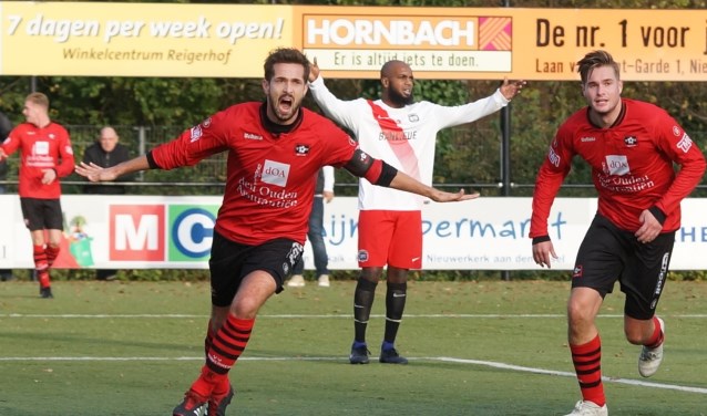 Bart Slob juicht na zijn openingsgoal tegen HWD. (tekst: Erik van Leeuwen, foto: Stef Hoogendijk)