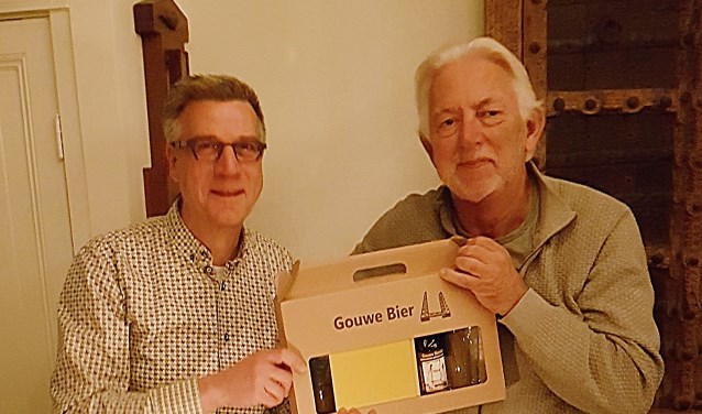 Kees Vos (links) kreeg bij zijn afscheid een cadeautje.