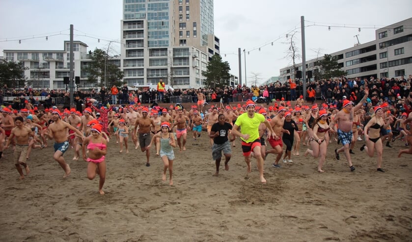 De nieuwjaarsduik van 1 januari 2018. (foto: Erik van Leeuwen)