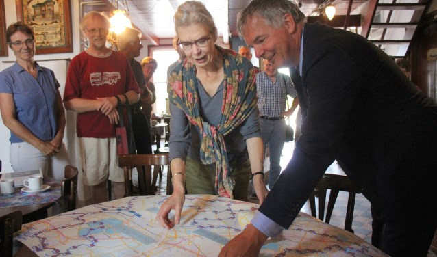 Eeffien Huizinga van Te Voet Zuid-Holland en wethouder Daan de Haas passen Zuidplas in op de witte vlek op de wandelknooppuntenkaart.