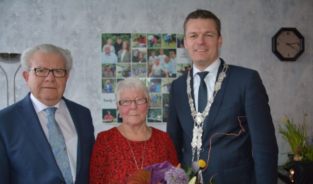 Het echtpaar Van der Bas werd door de burgemeester gefeliciteerd. (foto en tekst: Ruud Groot)