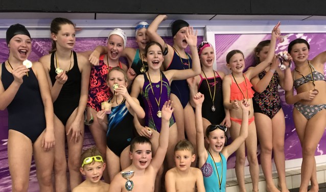 De winnaars van het schoolzwemkampioenschap.