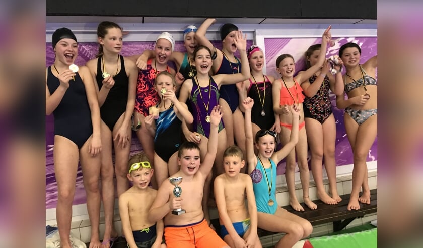 De winnaars van het schoolzwemkampioenschap.