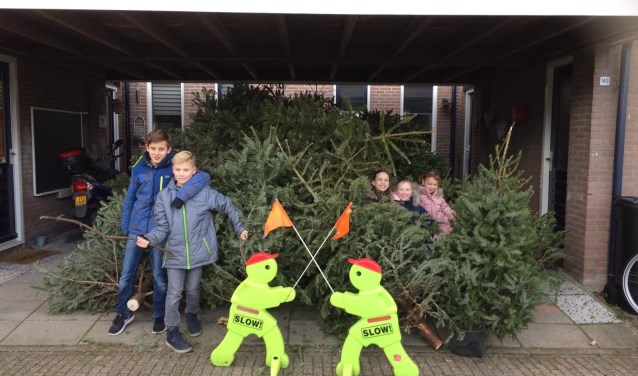 Kay en Nikki van Luxemburg werden bij hun inzamelactie aangemoedigd door vriendjes en vriendinnen. (foto: oma Hazebroek)