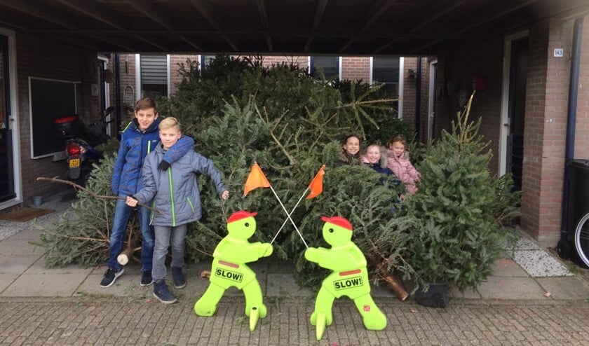 Kay en Nikki van Luxemburg werden bij hun inzamelactie aangemoedigd door vriendjes en vriendinnen. (foto: oma Hazebroek)
