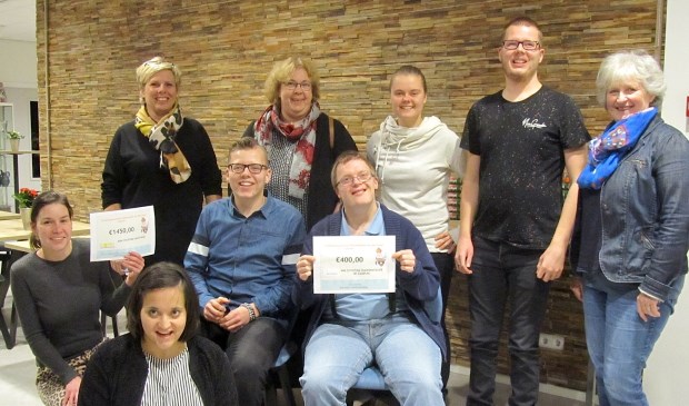 Vier toekomstige bewoners van de woon-zorgvoorziening waren aanwezig bij het overhandigen van de cheque.