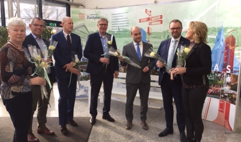 Het college kreeg rozen van vertegenwoordigers van Camino. (foto: pr)