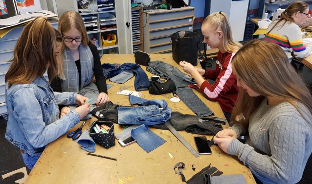 Met soms eenvoudige ingrepen toverden de leerlingen een 'oud' kledingstuk om in een hip exemplaar. (foto: pr)