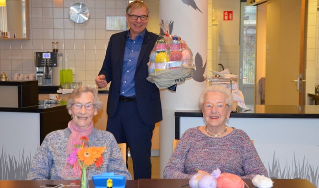 Namens Senioren Actief Zuidplas, waar het breicafé onder valt, bood de wethouder een breitaart aan.