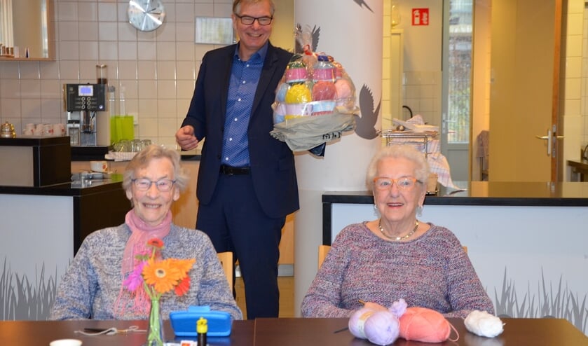 Namens Senioren Actief Zuidplas, waar het breicafé onder valt, bood de wethouder een breitaart aan.