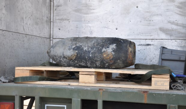 In 2013 werd op de grens van Zevenhuizen en Moerkapelle een Engelse vliegtuigbom ontmanteld. (foto: archief HvH)