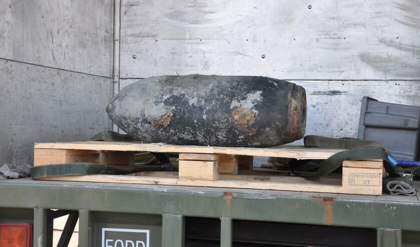 In 2013 werd op de grens van Zevenhuizen en Moerkapelle een Engelse vliegtuigbom ontmanteld. (foto: archief HvH)