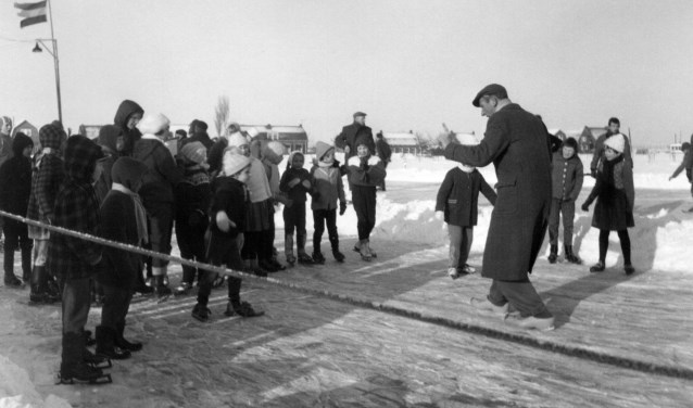 Uit de collecte van de ijsclub: wedstrijd voor schoolkinderen op de ijsbaan in 1963. (foto: pr)