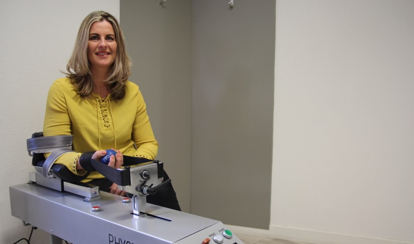 Ingeborg Beuzel bij het Phystrac-apparaat, waarmee al ruim zeven jaar uitstekende resultaten worden geboekt.