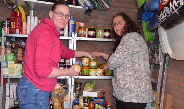 Nynke Bosselaar (links) is blij met de door Karin Stolk gedoneerde boodschappen: "Er is een constante stroom van etenswaren nodig."