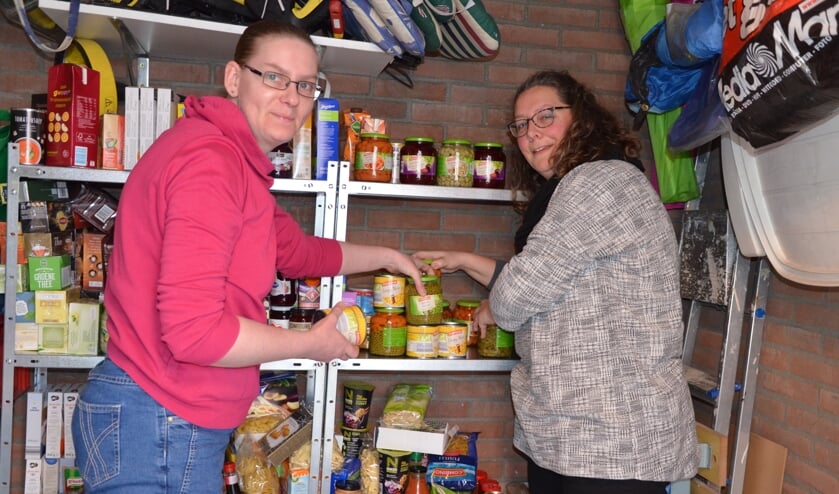Nynke Bosselaar (links) is blij met de door Karin Stolk gedoneerde boodschappen: "Er is een constante stroom van etenswaren nodig."