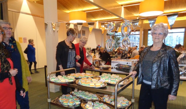 De twintigste bridgemarathon werd gevierd met kleine gebakjes. (foto: pr)
