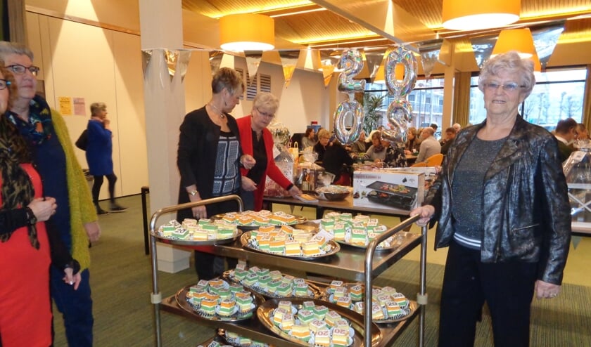 De twintigste bridgemarathon werd gevierd met kleine gebakjes. (foto: pr)