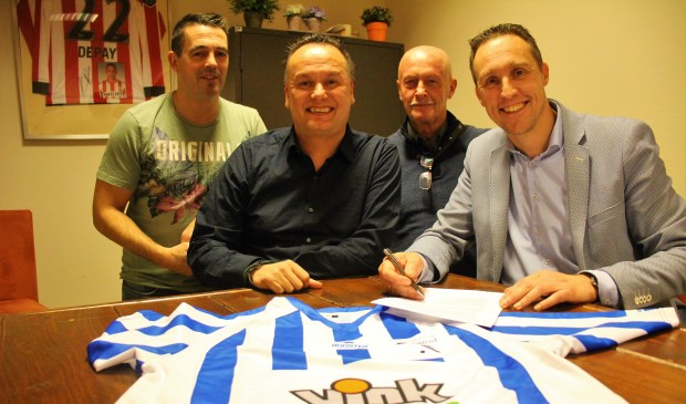 Bauke Vink, Glenn Telusa, secretaris Cor de Rek en voorzitter Louis van Loon. (foto en tekst: Erik van Leeuwen)