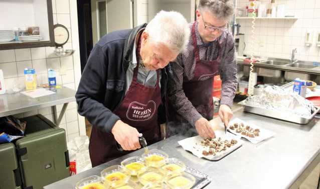 In de keuken van Op Moer aan de slag met crème brûlée en bonbons. (foto en tekst: Erik van Leeuwen)