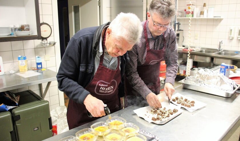 In de keuken van Op Moer aan de slag met crème brûlée en bonbons. (foto en tekst: Erik van Leeuwen)