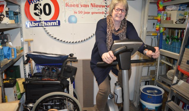 Jeannette van Nieuwkoop traint voor haar bergtocht op de hometrainer. (foto en tekst: Nicole Lamers)
