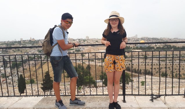 Kenzo en de Waddinxveense Lisa (rechts) maken van alles mee in Israël. (foto:pr)