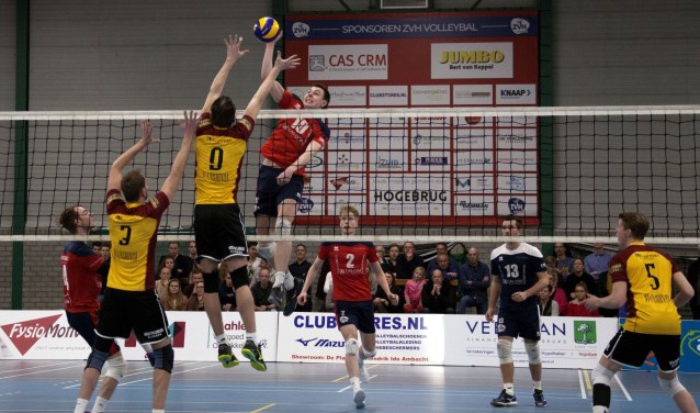 Benjamin Parkinson slaat weer een succesvolle ZVH-aanval langs het Apeldoornse blok. (foto: André Dirks)
