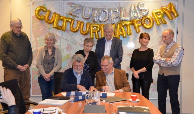 Als laatste schoof voorzitter Bram van Vliet naast de wethouder om zijn handtekening te plaatsen.
