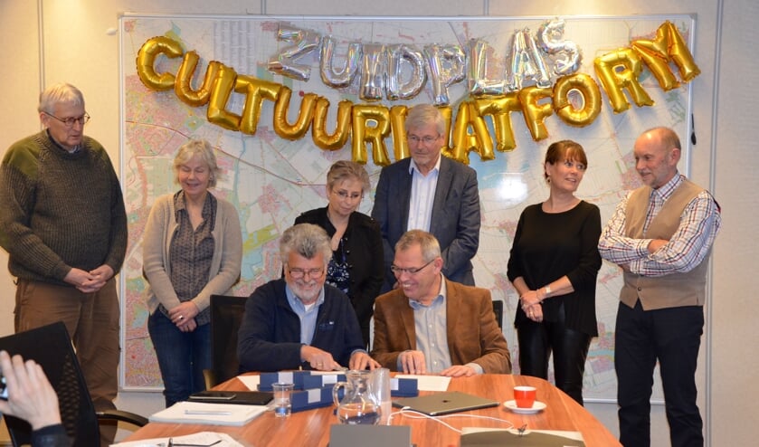 Als laatste schoof voorzitter Bram van Vliet naast de wethouder om zijn handtekening te plaatsen.