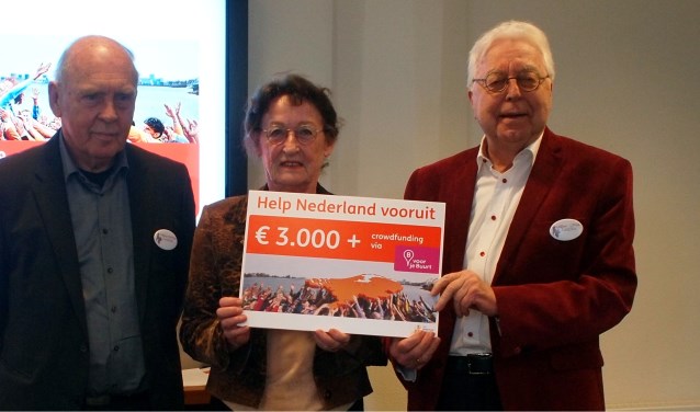 Bestuursleden van de UitBus zien de aflossing van hun bus weer dichterbij komen.