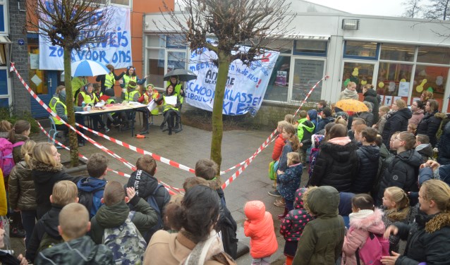 Op de Kardinaal Alfrinkschool kregen de leerlingen vrijdag uit protest geen les, maar was er een alternatief programma. (tekst en foto: Nicole Lamers)