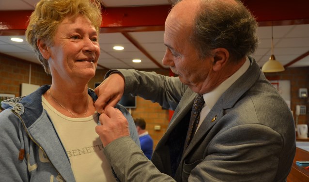 Wethouder Ten Zijthoff speldt het vergulde hefje op bij Karin Nap. (foto en tekst: Nicole Lamers)