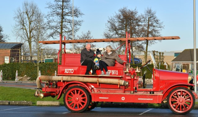 Oud-brugwachter Willem Raaphorst, kleinzoon Dorian en echtgenote Nees vonden de tocht 'onvergetelijk'.