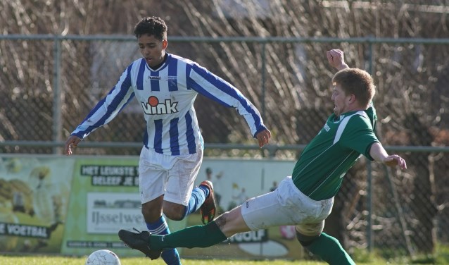 Abelhak Kaissy snel langs Moerkapelle-speler Remon de Bruin. (foto: Stef Hoogendijk)